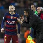 El entrenador del FC Barcelona, Luis Enrique (d), da instrucciones a Andrés Iniesta, durante el partido