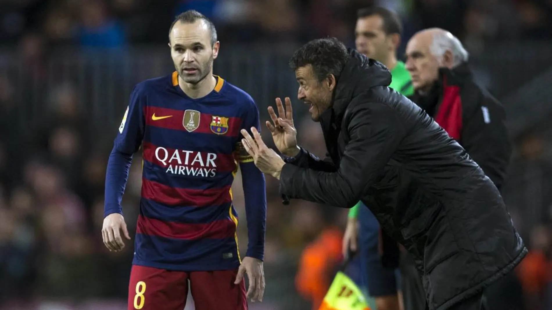 El entrenador del FC Barcelona, Luis Enrique (d), da instrucciones a Andrés Iniesta, durante el partido