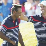Justin Thomas bromea con Tiger Woods durante la práctica del equipo americano, ayer en Le Golf National
