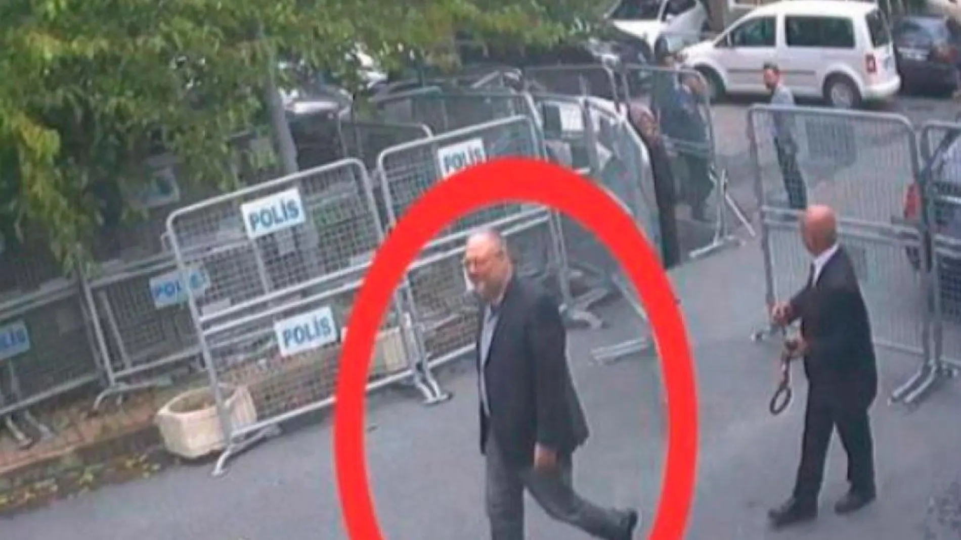 El periodista Khashoggi a su entrada al consulado, del que no volvió a salir con vida/Foto: Ap