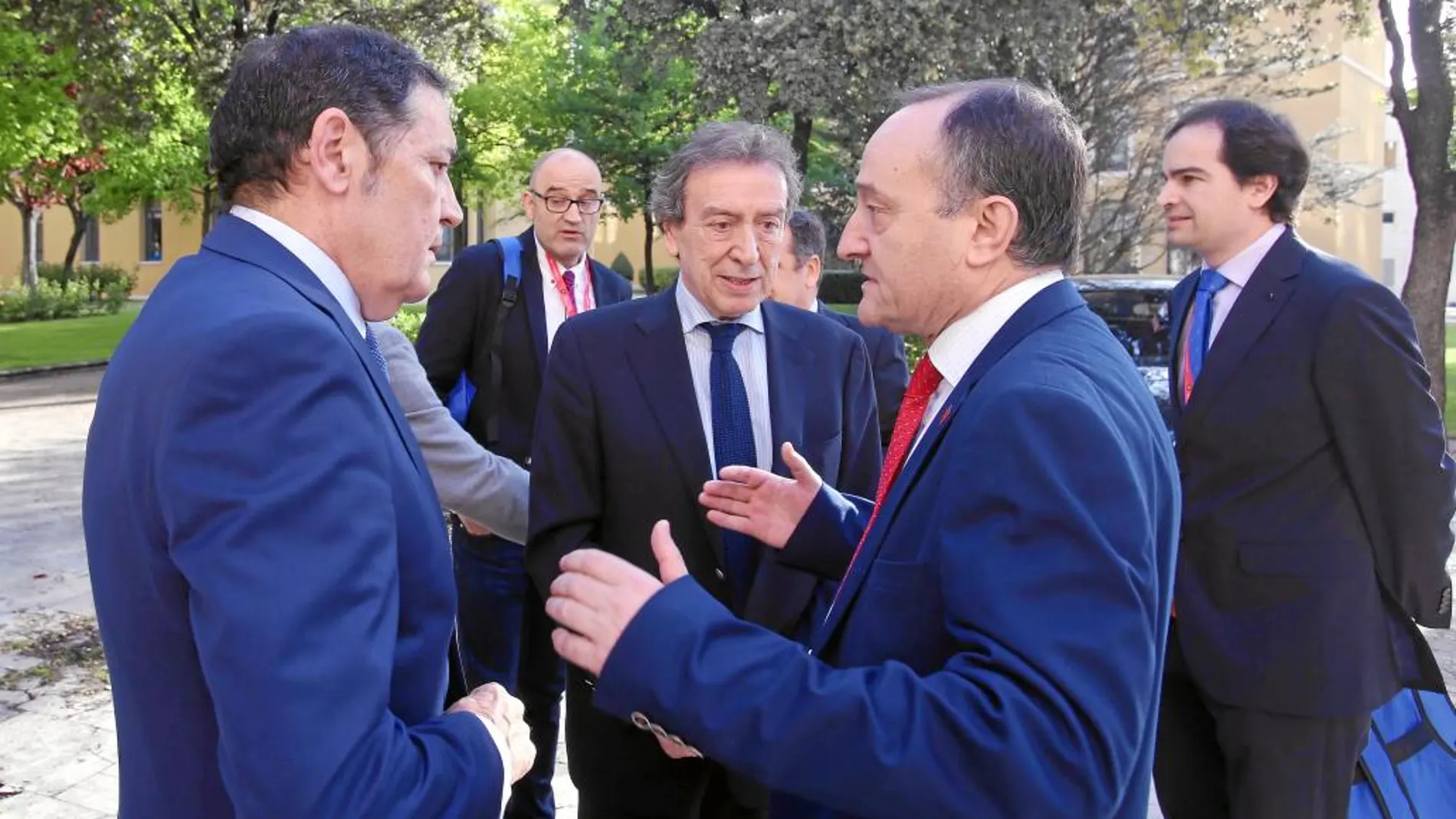 Sáez Aguado conversa con el rector de la UVA, Daniel MIguel, en presencia del vicepresidente De Santiago-Juárez