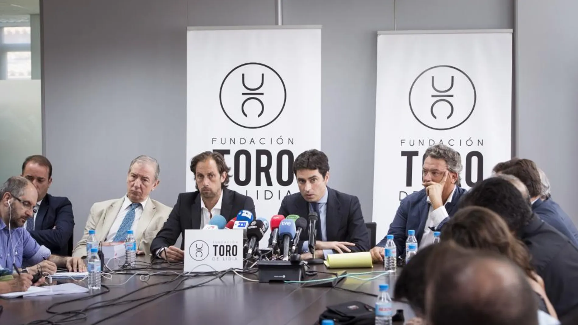 El abogado de la Fundación Toro de Lidia, segundo por la derecha, durante la rueda de prensa convocada hoy en Madrid