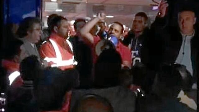 El líder sindical de los estibadores, Antolí Goya, junto al resto de asistentes en la asamblea del martes
