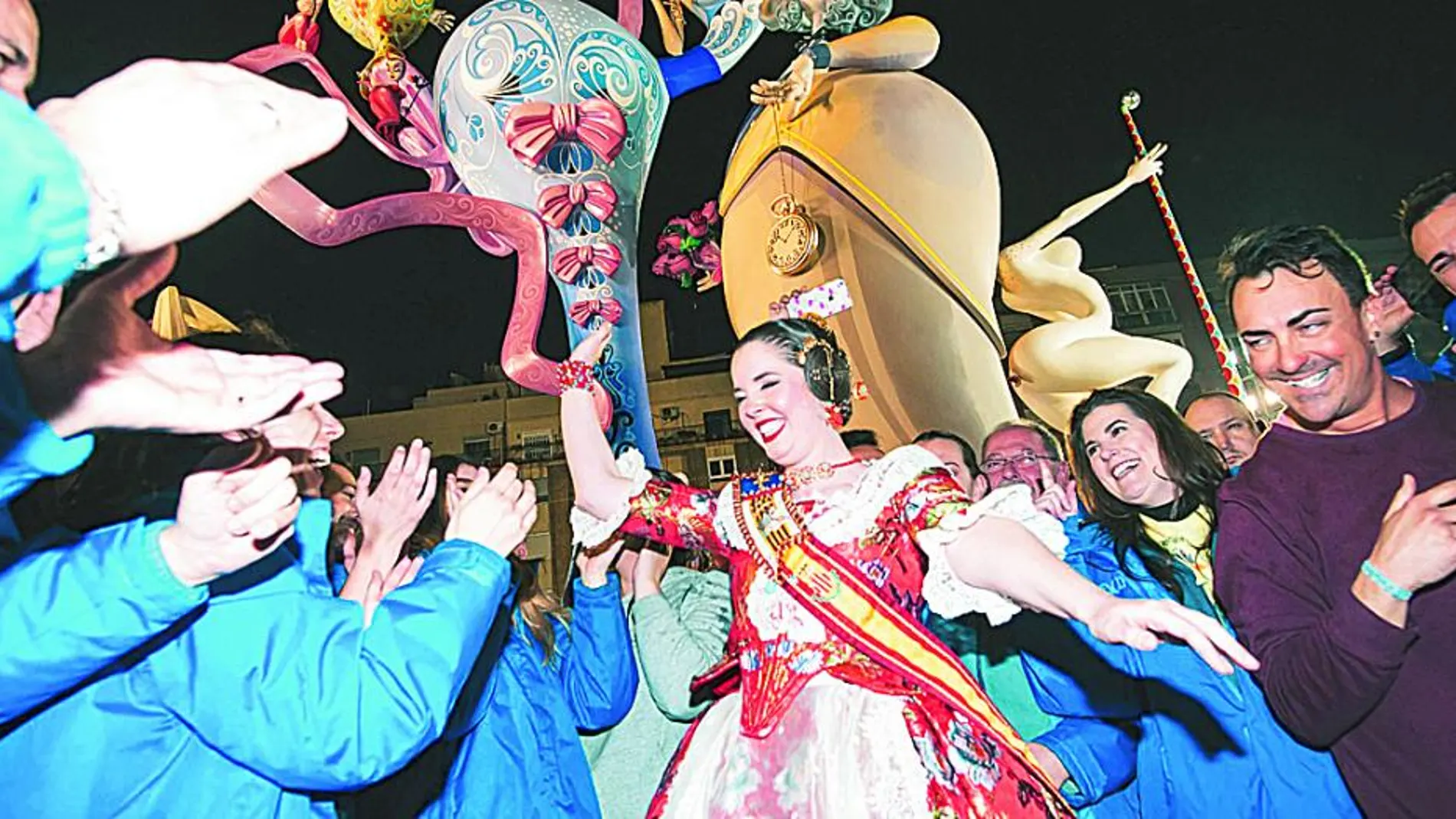 La comisión celebra con gran ilusión y alegría el primer premio junto a su monumento