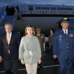 La ministra de Defensa, María Dolores de Cospedal, a su llegada al aeropuerto internacional de Bogotá
