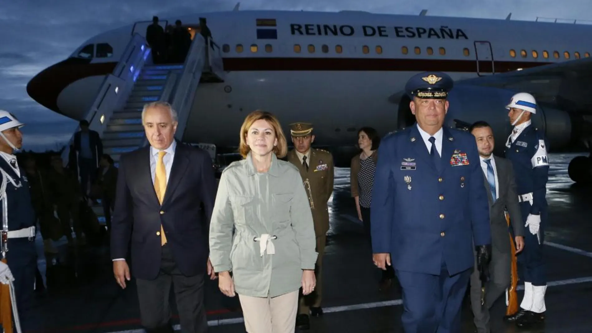 La ministra de Defensa, María Dolores de Cospedal, a su llegada al aeropuerto internacional de Bogotá