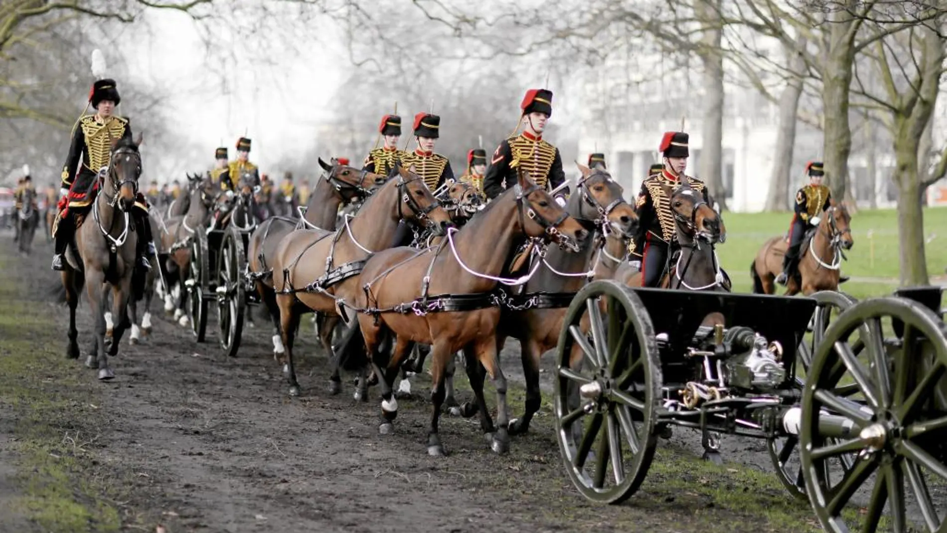 Los soldados del regimiento real de caballería disparan 41 salvas de honor por los 65 años de reinado de la reina Isabel II
