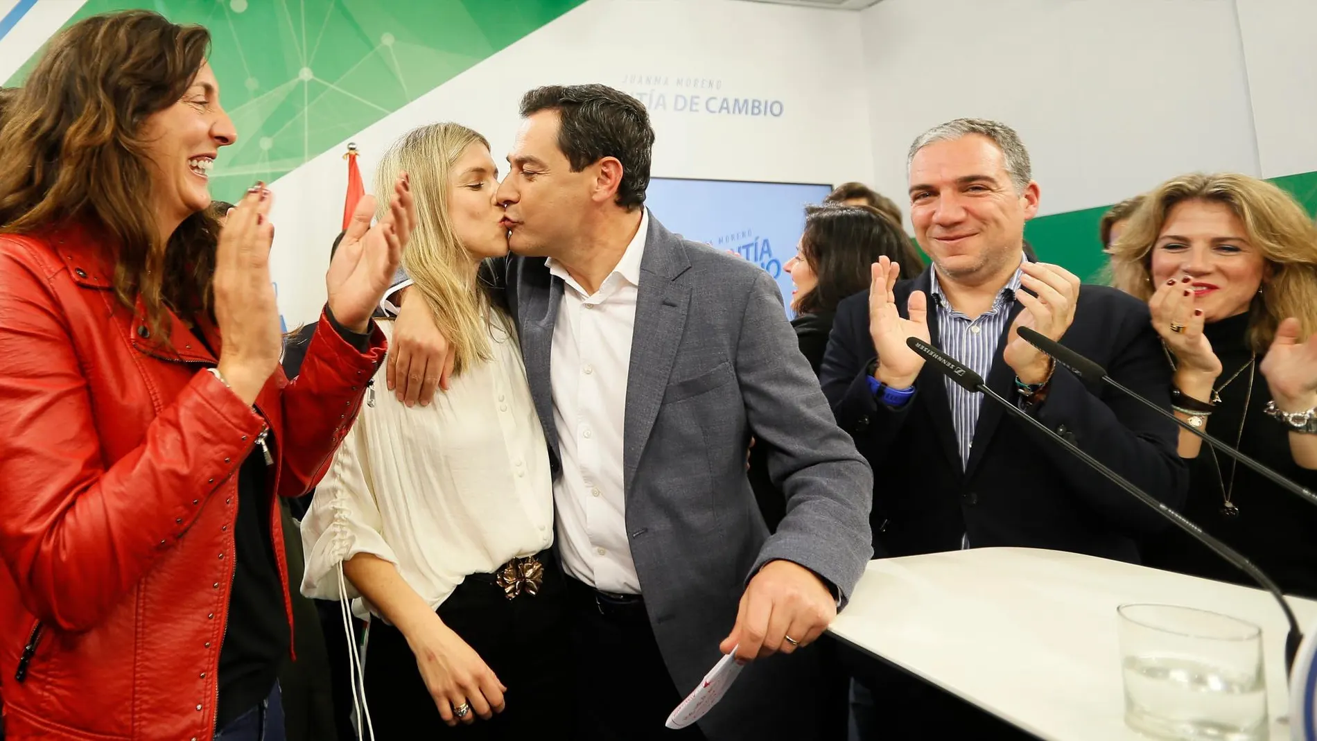 El candidato del Partido Popular a la presidencia de la Junta de Andalucía, Juan Manuel Moreno, besa a su esposa, Manuela Villena/Efe