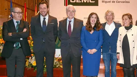 Jesús Calleja junto a la vicepresidenta, Rosa Valdeón, el presidente del TSJCyL, José Luis Concepción, el alcalde de Valladolid, Óscar Puente, la rectora de la UEMC, Imelda Rodríguez, y el presidente de la Fundación UEMC, Luis Barcenilla