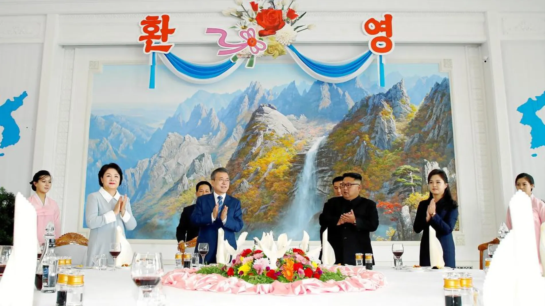 Los líderes de las dos Coreas, Moon Jae In y Kim Jong Un, en un almuerzo en Pyongyang, ayer