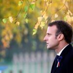 El presidente galo, Emmanuel Macron, durante una visita hoy a la tumba del teniente Robert Porchon, camarada del escritor galo Maurice Genevoix que resultó herido durante la Primera Guerra Mundial, en el cementerio en Espargnes (Francia) / Efe