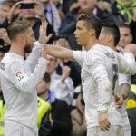 James Rodriguez, es felicitado por Cristiano Ronaldo, y Sergio Ramos, tras marcar gol, segundo de su equipo