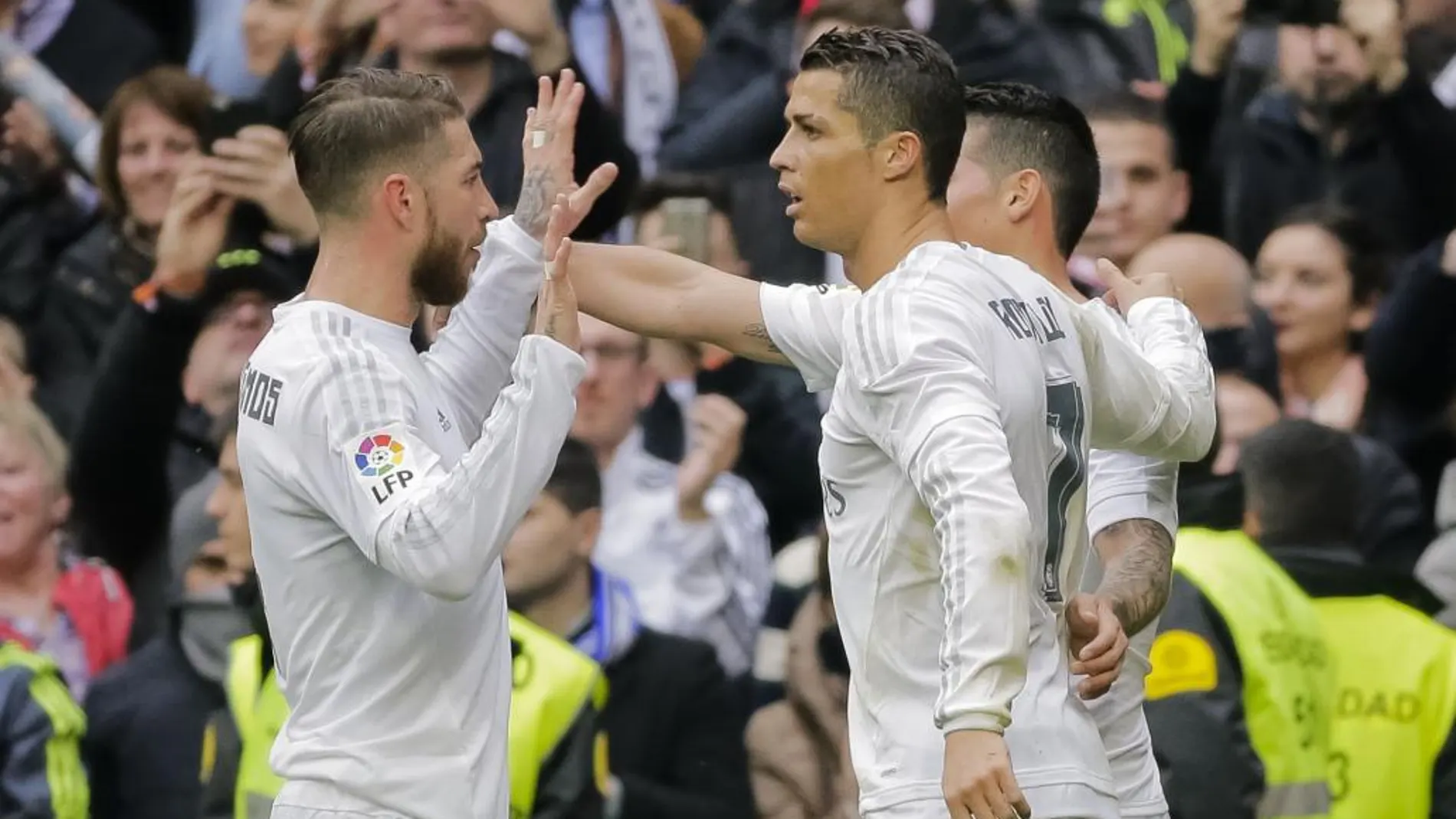 James Rodriguez, es felicitado por Cristiano Ronaldo, y Sergio Ramos, tras marcar gol, segundo de su equipo
