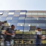 España cierra cuatro oficinas bancarias al día