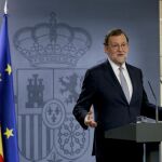 El presidente del Gobierno en funciones, Mariano Rajoy, durante la rueda de prensa que ofreció ayer en el Palacio de la Moncloa de Madrid, tras la reunión que ha mantenido con el Rey