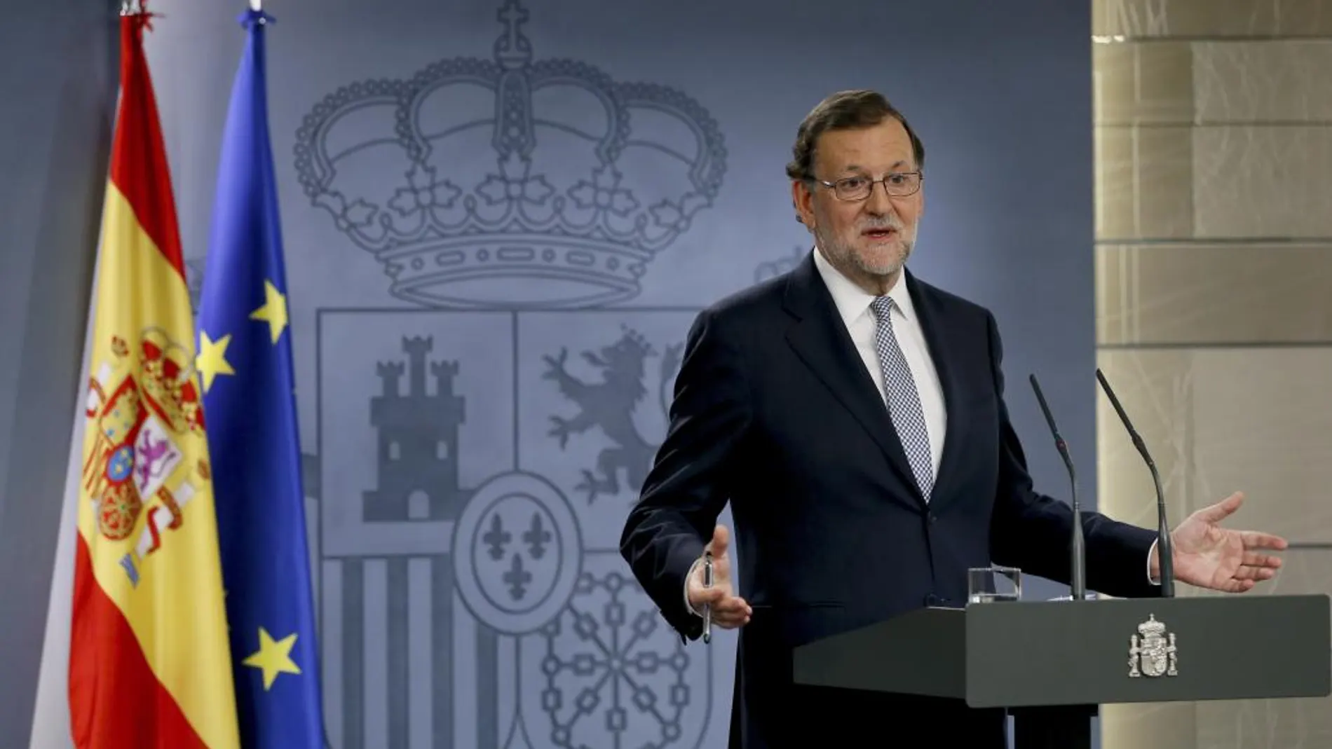 El presidente del Gobierno en funciones, Mariano Rajoy, durante la rueda de prensa que ofreció ayer en el Palacio de la Moncloa de Madrid, tras la reunión que ha mantenido con el Rey