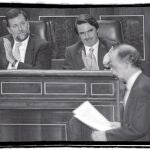Mariano Rajoy y José María Aznar aplauden a Cristóbal Montoro en el Congreso en 2002
