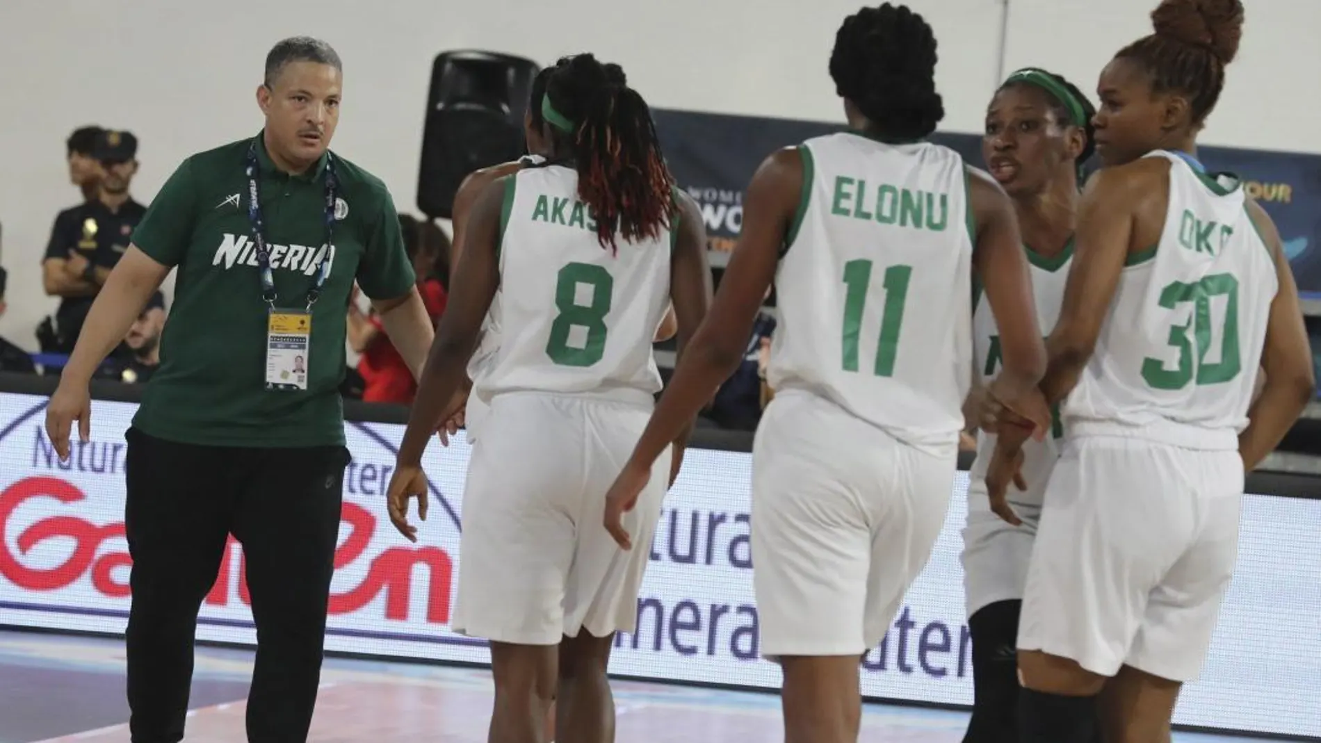 El seleccionador de Nigeria, Otis Hughley, y sus jugadoras durante el partido contra Grecia en el Mundial de Baloncesto Femenino/Efe