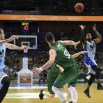 El base estadounidense del Movistar Estudiantes Omar Cook (d) realiza un pase a su compañero Ondrej Balvin (i) ante el jugador del Unicaja Alen Omic (c).