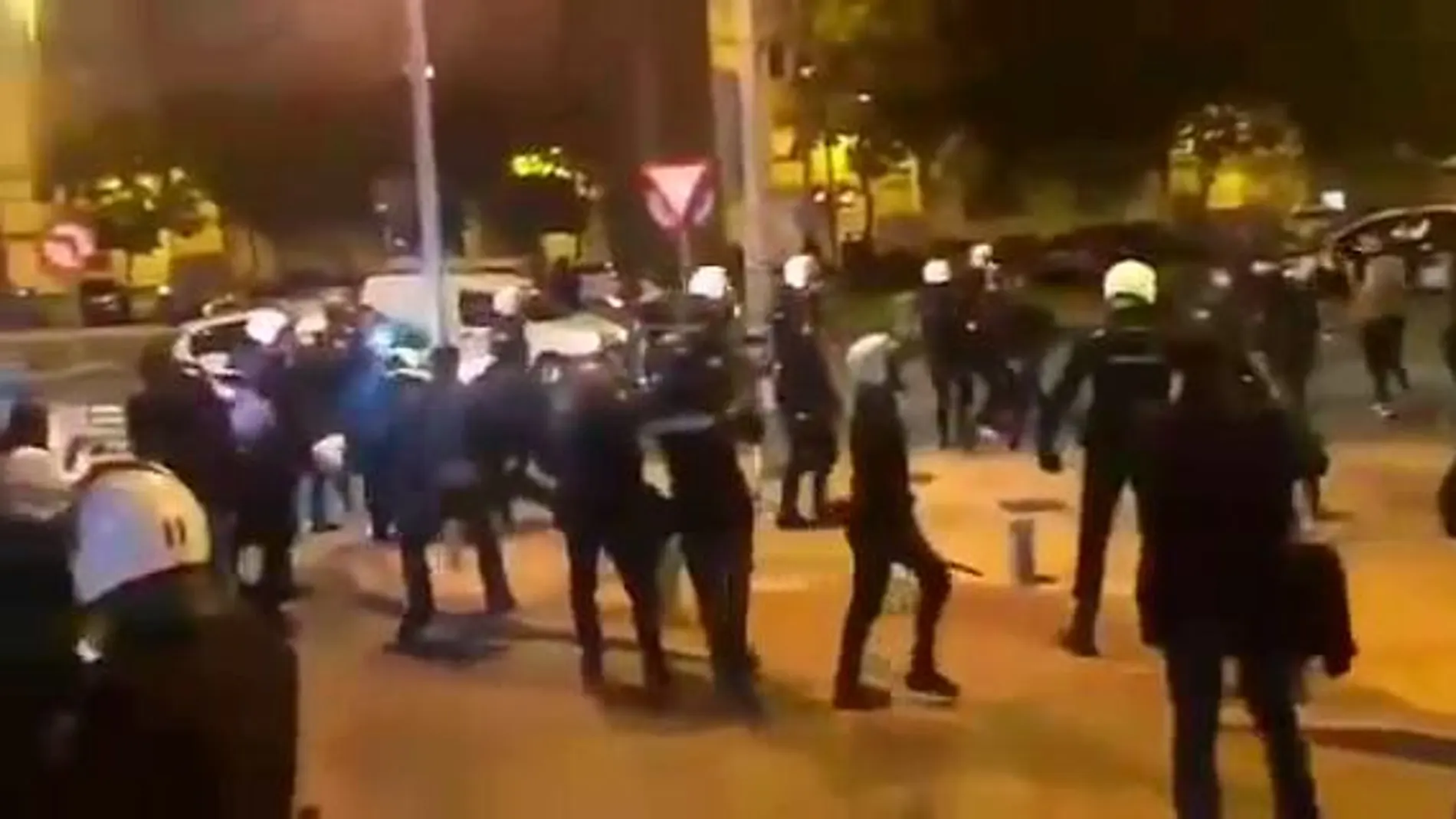 El salvaje escrache a Vox en Murcia deja dos detenidos y un policía herido