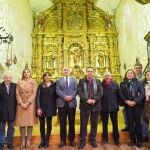 El presidente de la Diputación de Valladolid, Jesús Julio Carnero, entrega el retablo