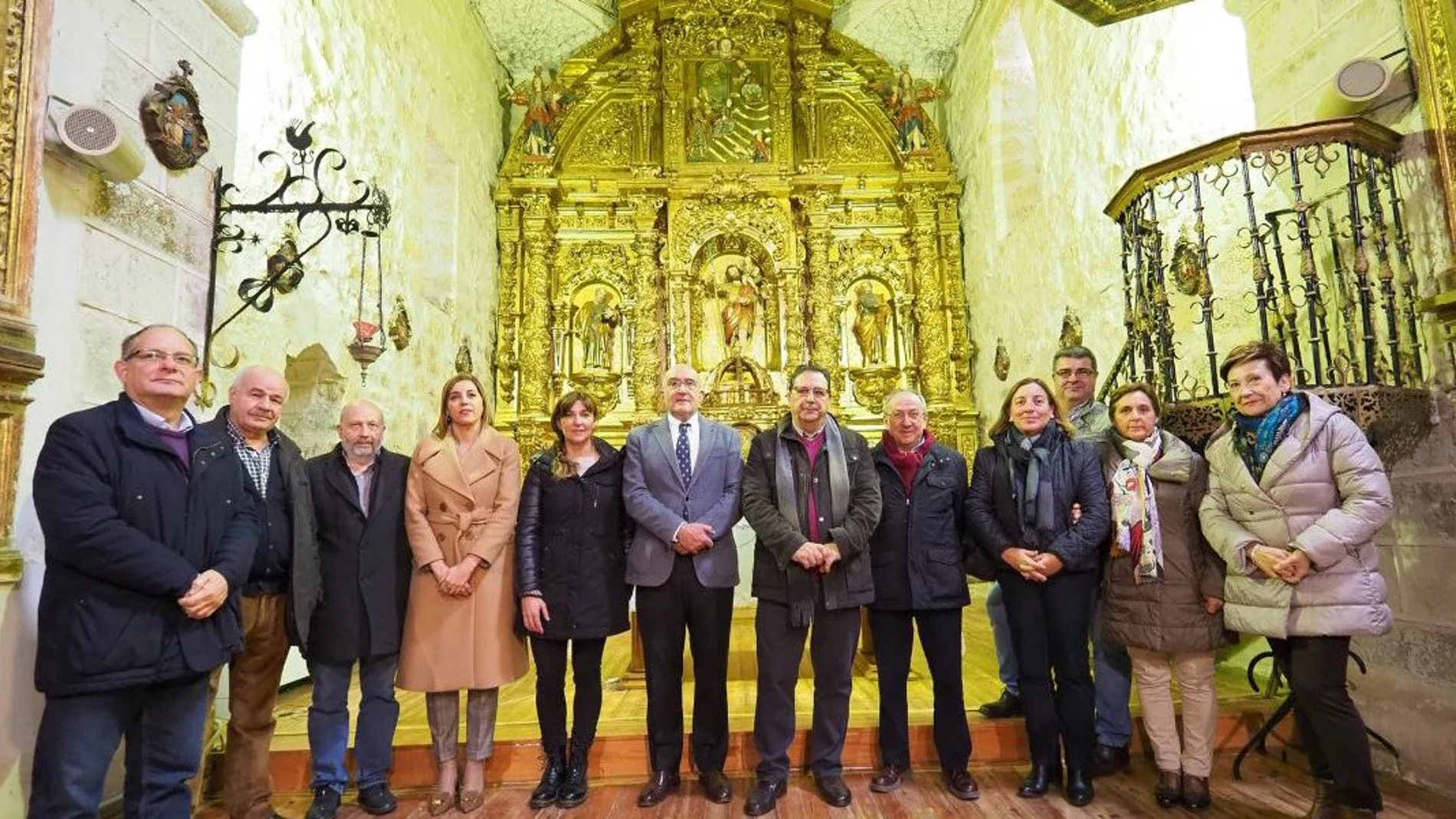 El presidente de la Diputación de Valladolid, Jesús Julio Carnero, entrega el retablo