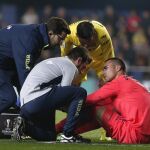 El portero del Villarreal Sergio Asenjo es asistido tras lesionarse en el partido contra el Real Madrid