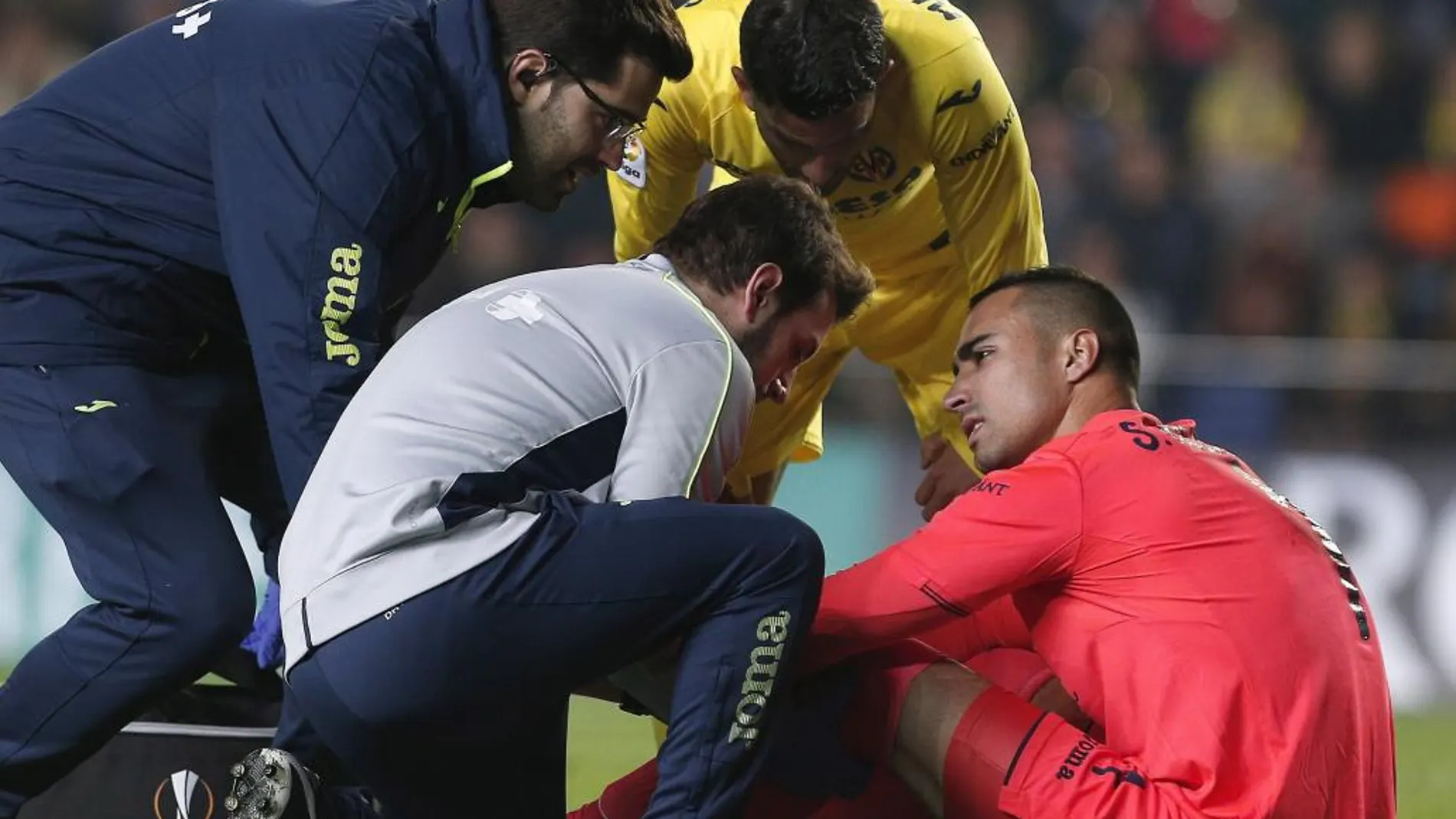 El portero del Villarreal Sergio Asenjo es asistido tras lesionarse en el partido contra el Real Madrid