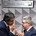 El abogado de la defensa José Eduardo Cardozo (i) conversa con el senador brasileño Antonio Anastasia (d)