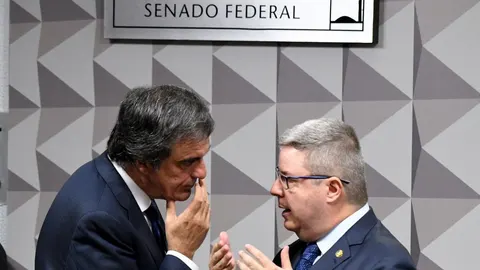 El abogado de la defensa José Eduardo Cardozo (i) conversa con el senador brasileño Antonio Anastasia (d)