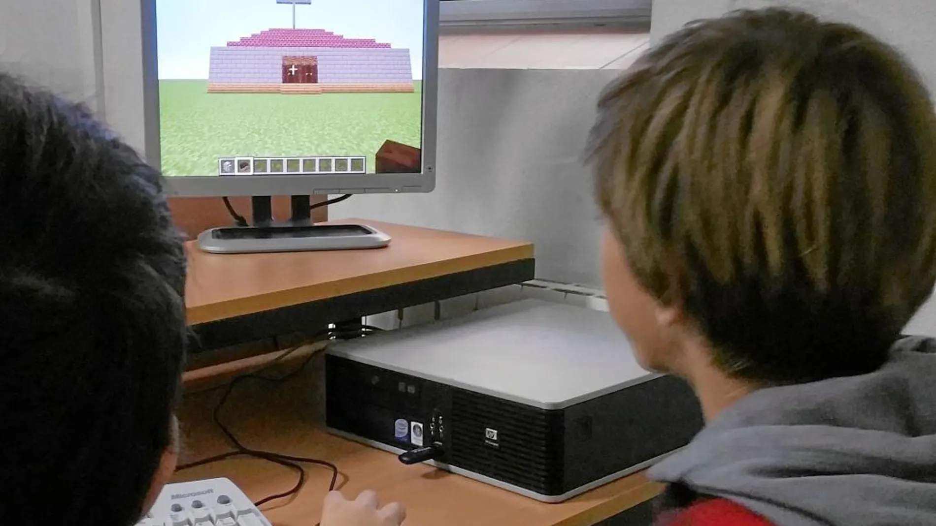 Dos alumnos del Colegio Amorós trabajan con Minecraft en clase