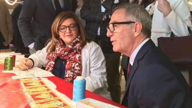 El ministro de Cultura, José Guirao, en la visita al Museo de Bordados del Paso Blanco donde pudo contemplar como se trabaja artesanalmente en los bordados de la Semana Santa de Lorca. LA RAZÓN