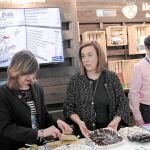 La presidenta de la Diputación palentina, Ángeles Armisén, visita el expositor de «Alimentos de Palencia».