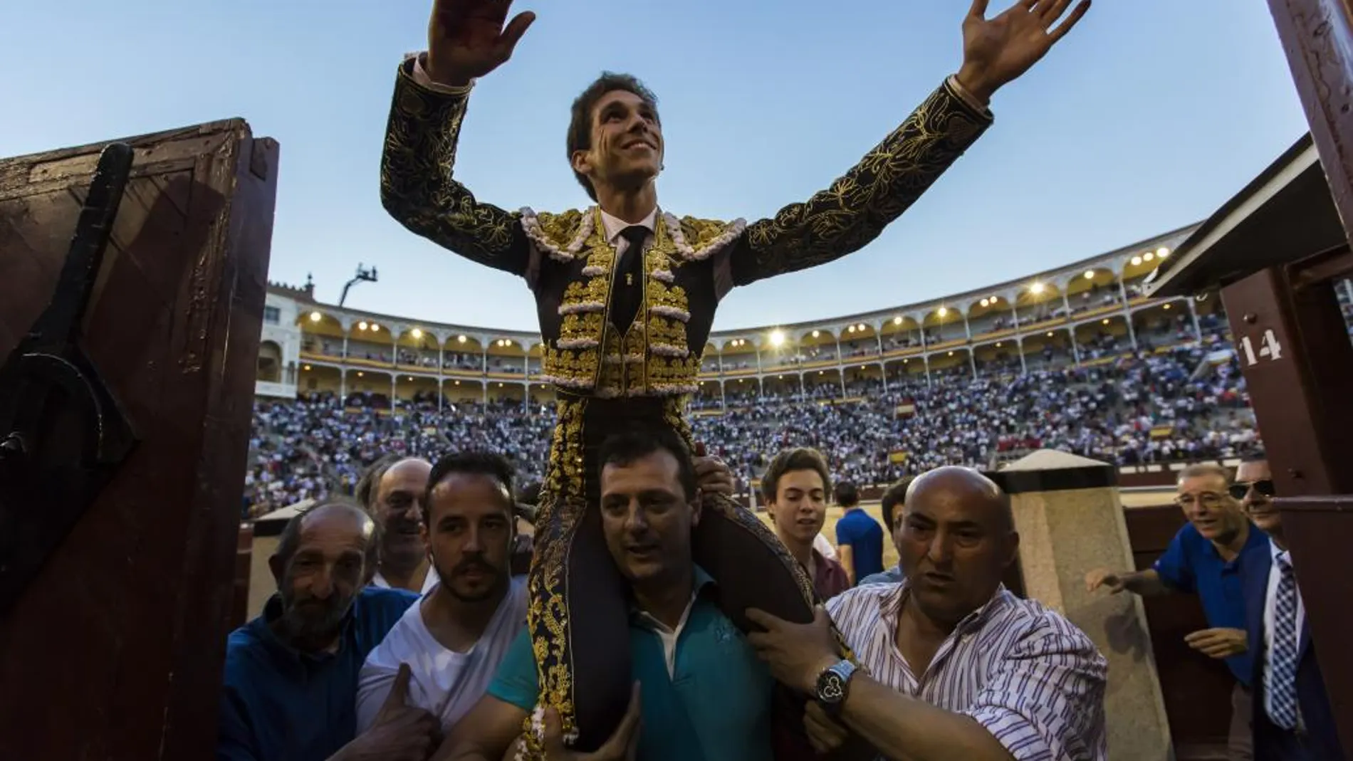 Imagen de Ginés Marín saliendo a hombros de Las Ventas