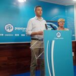El portavoz del PP en Caravaca, José Francisco García, con Maruja Pelegrín