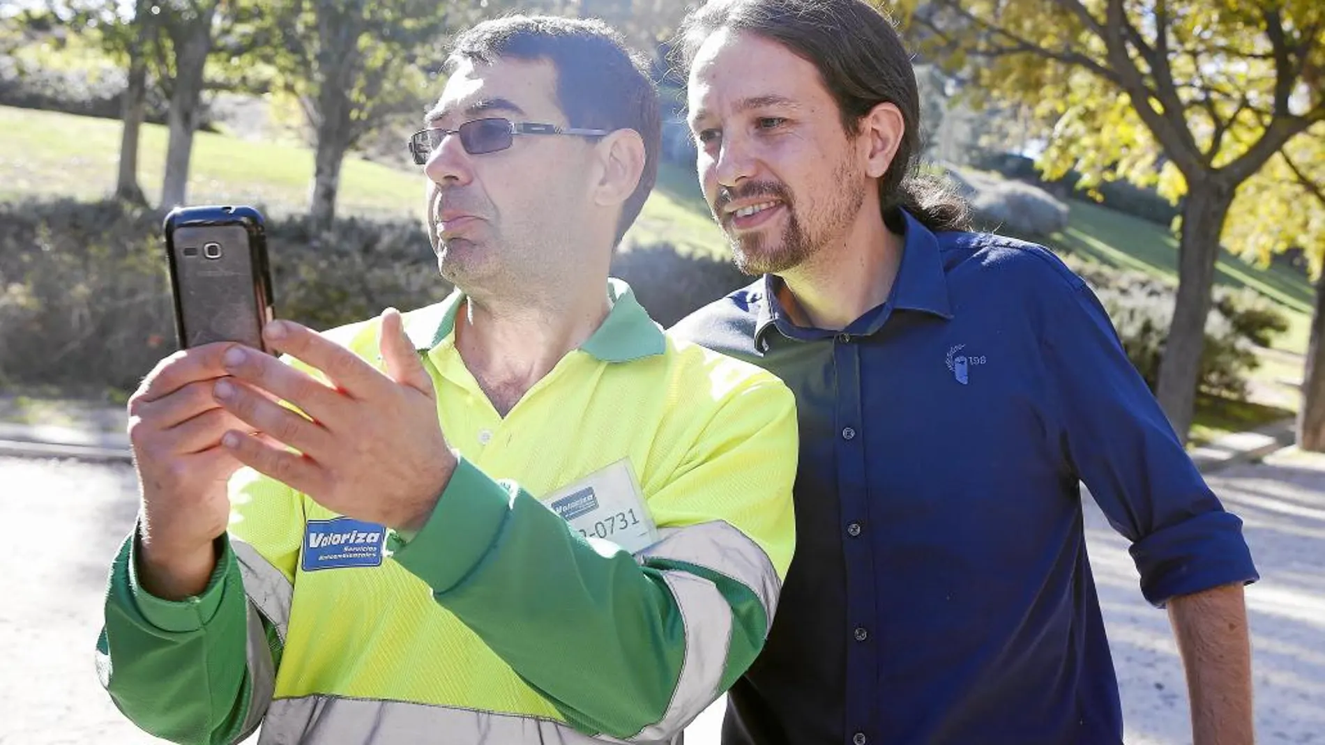 Pablo Iglesias se hace un «selfie» con un barrendero, ayer, en la presentación de sus candidatos en el parque Tierno Galván