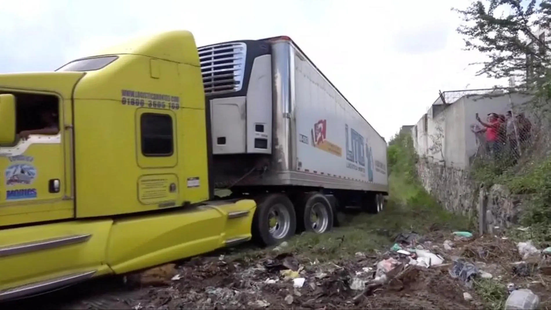 Uno de los camiones frigoríficos apareció en un descampado del municipio de Tlajomulco / Foto: Reuters