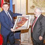 El presidente de la Generalitat, Ximo Puig, recibió ayer en audiencia al rector de la Universitat Oberta de Catalunya, Josep A. Planell Estany