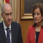 El ministro de Interior, Jorge Fernández Díaz y la ministra de Trabajo, Fátima Báñez, durante la comparecencia ante los medios para informar de la operación policial