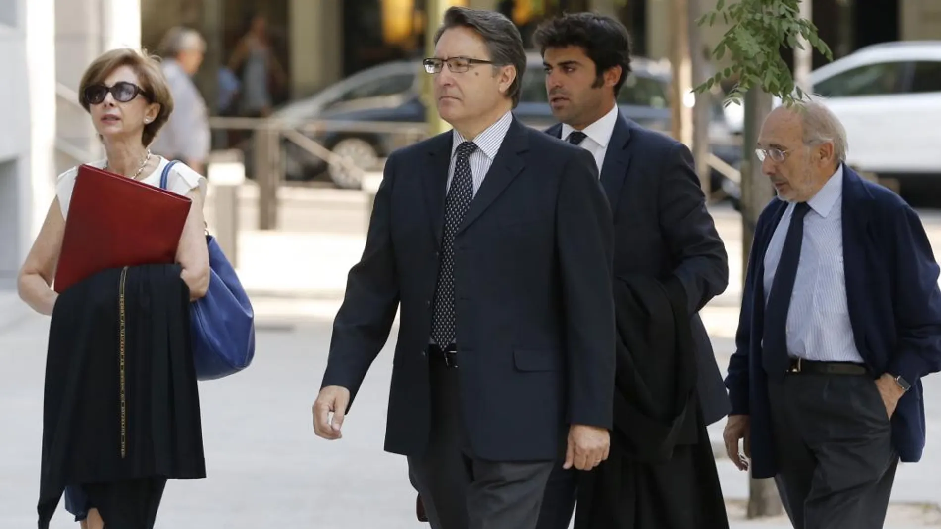 El expresidente de Afinsa Juan Antonio Cano (c) y el exconsejero Albertino de Figuereido (dcha) a su llegada hoy a la Audiencia Nacional.