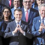 APOYO A PARÍS 2024. El presidente francés, Emmanuel Macron, posa ayer con los miembros de la candidatura olímpica de la capital