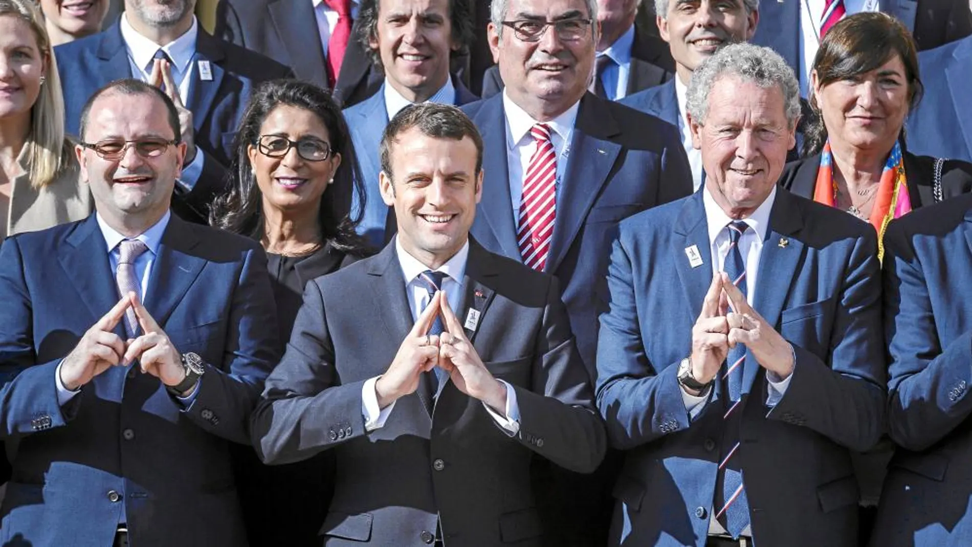 APOYO A PARÍS 2024. El presidente francés, Emmanuel Macron, posa ayer con los miembros de la candidatura olímpica de la capital