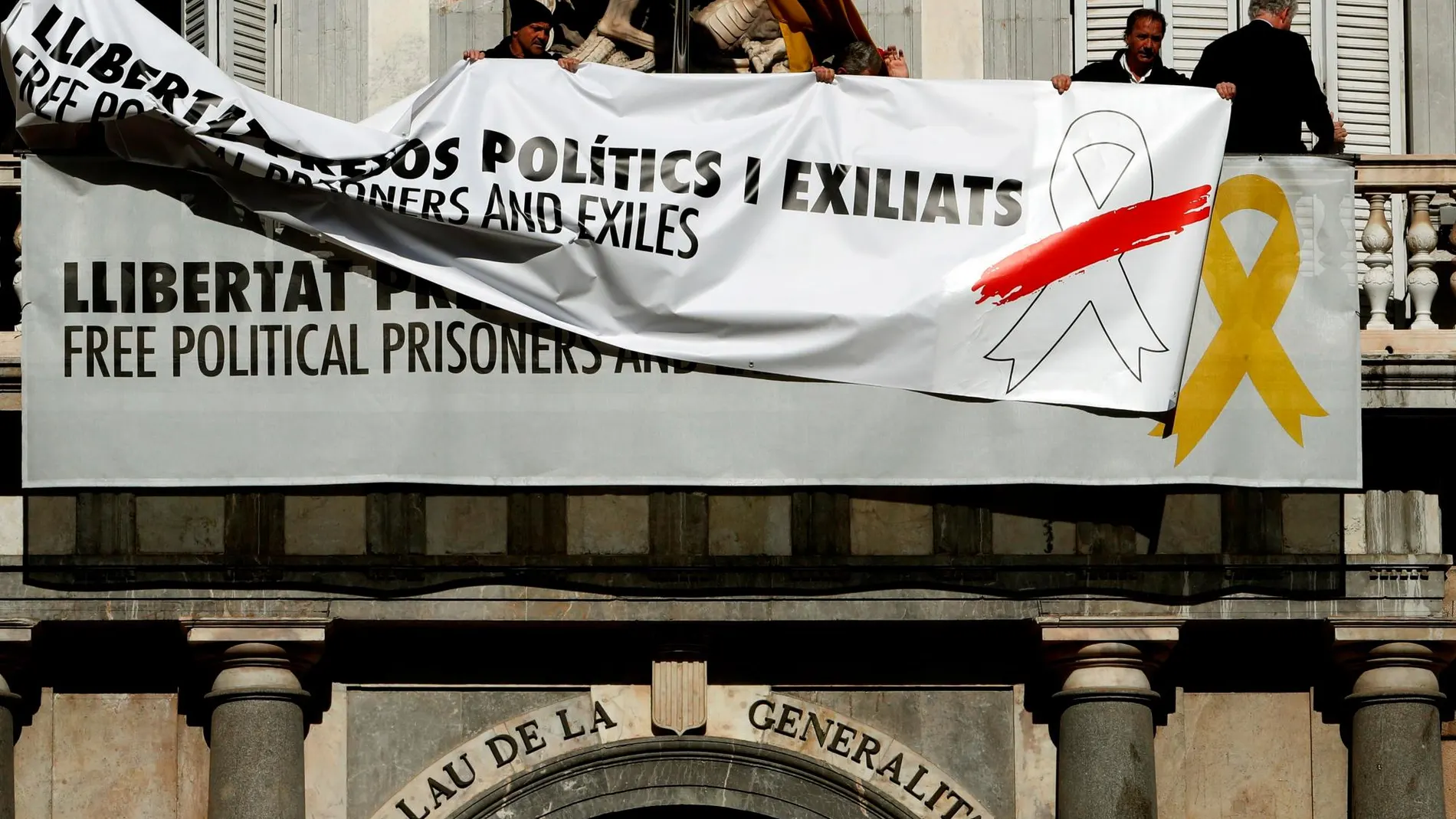Torra ha sustituido la pancarta a favor de los "presos políticos"del balcón del Palau de la Generalitat por otra con el mismo mensaje pero con un lazo blanco