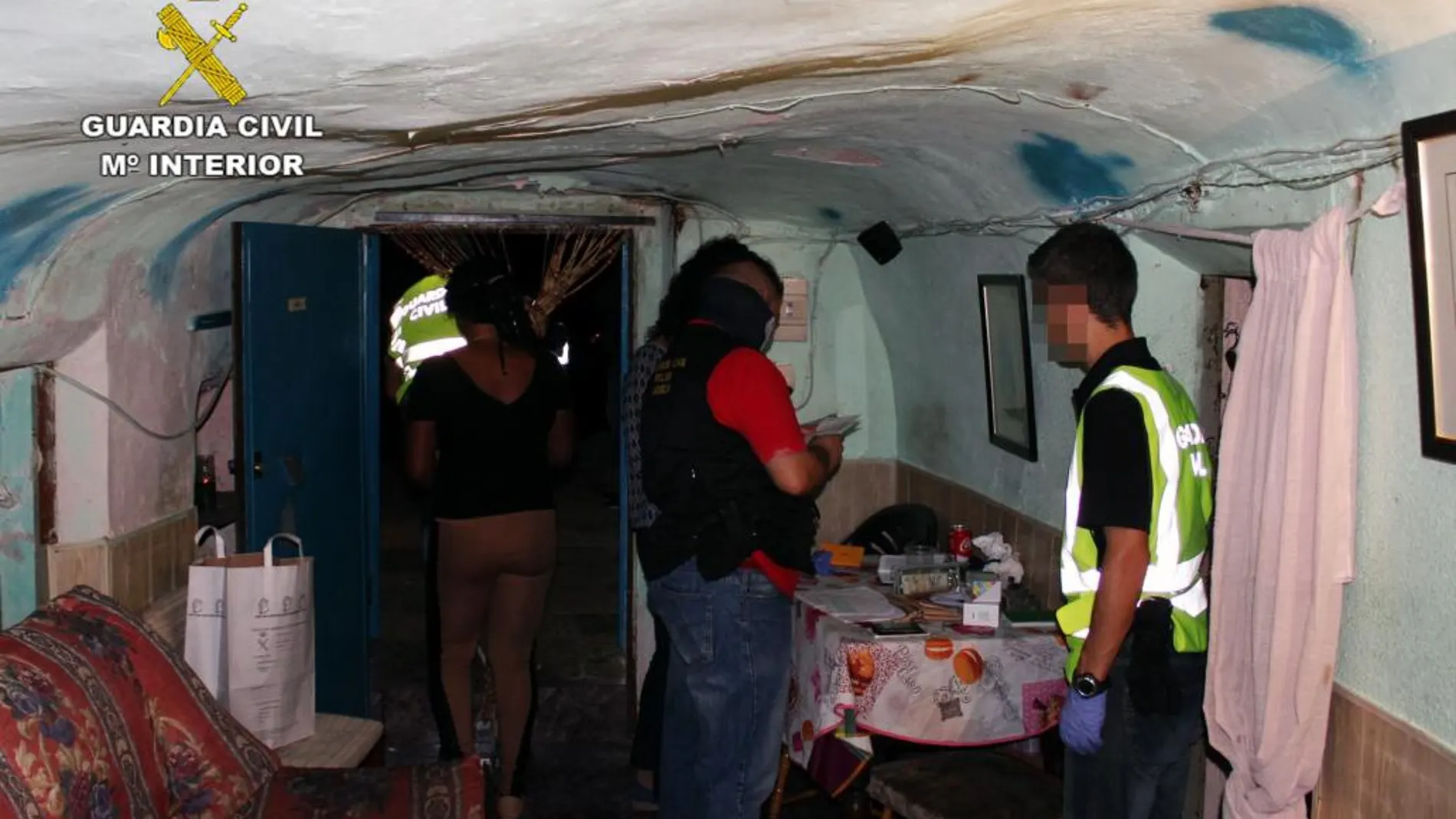Los agentes de la Guardia Civil en una de las habitaciones donde las mujeres eran obligadas a prostituirse