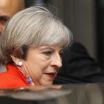 La primera ministra británica, Theresa May, sale de la sede de la BBC tras ofrecer una entrevista.
