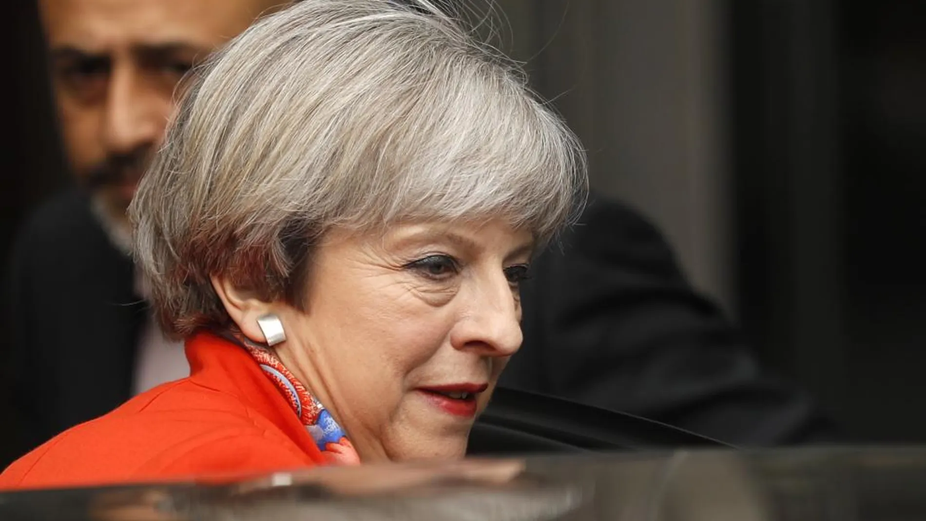 La primera ministra británica, Theresa May, sale de la sede de la BBC tras ofrecer una entrevista.