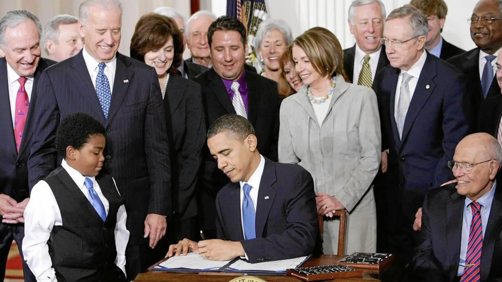 Obama firma el decreto por el que se aprobaba la reforma sanitaria, uno de sus grandes triunfos como presidente, el 23 de marzo de 2010