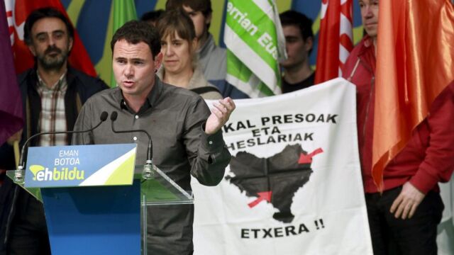 El presidente de Sortu y portavoz de EH Bildu, Hasier Arraiz (i)