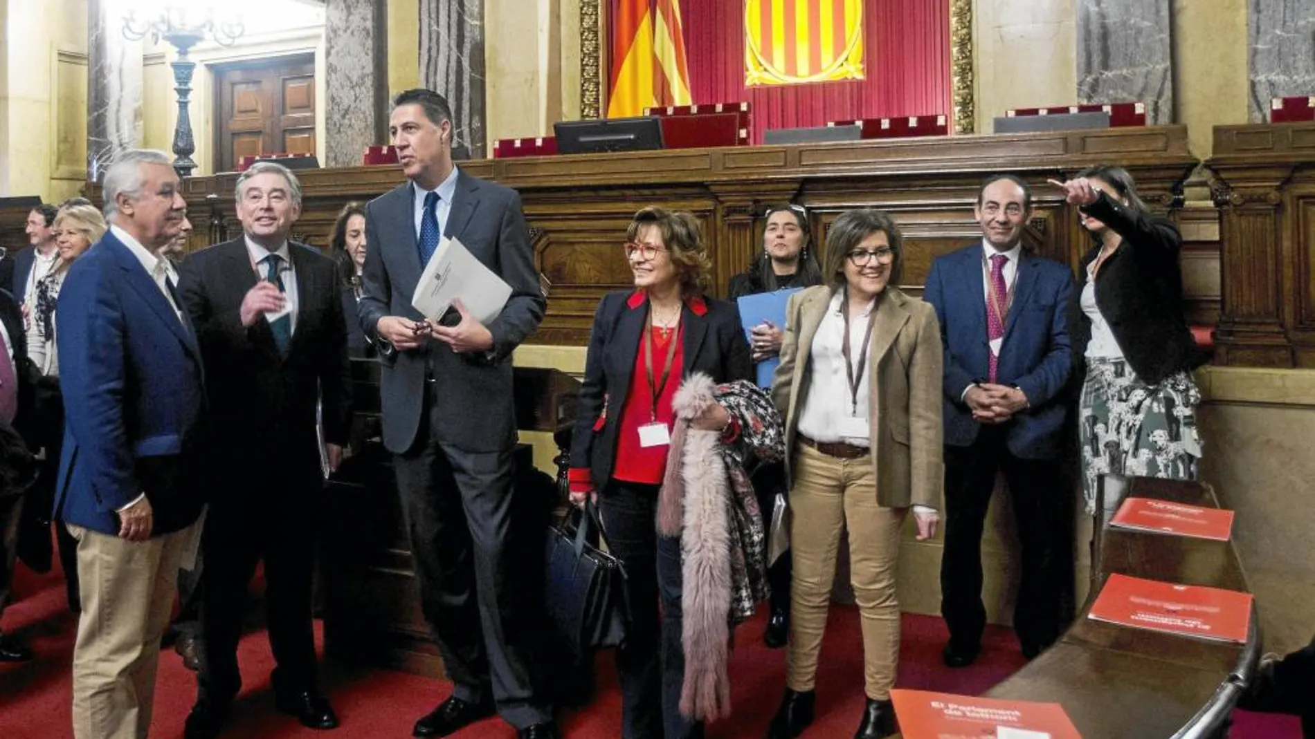 El grupo parlamentario del PP catalán recibió ayer a una comitiva de su partido en el Senado encabezada por José Manuel Barreiro y Javier Arenas.
