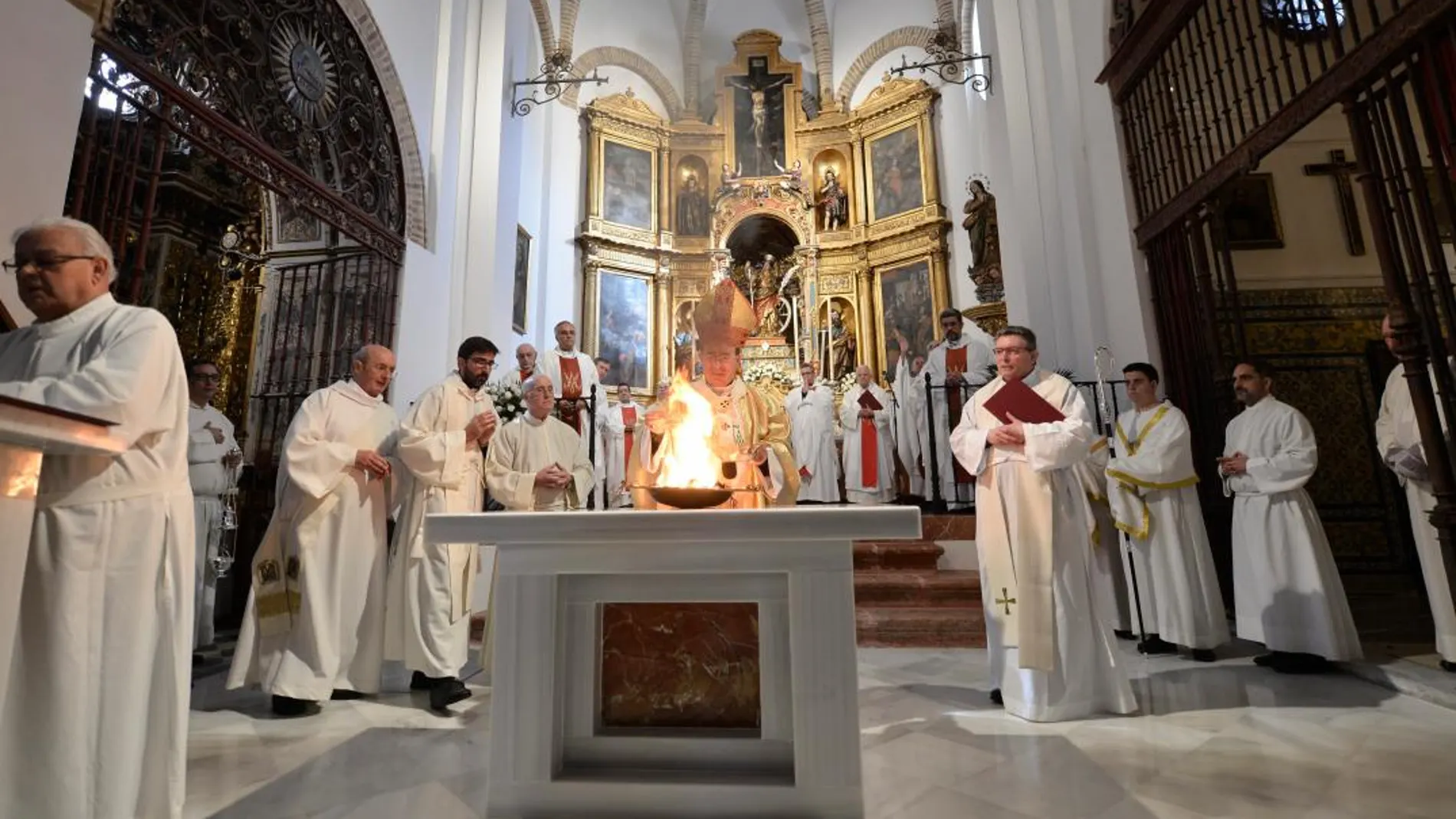 El arzobispo de Sevilla, Juan José Asenjo, consagra el altar de la remozada iglesia de Santa Catalina / Ke-Imagen